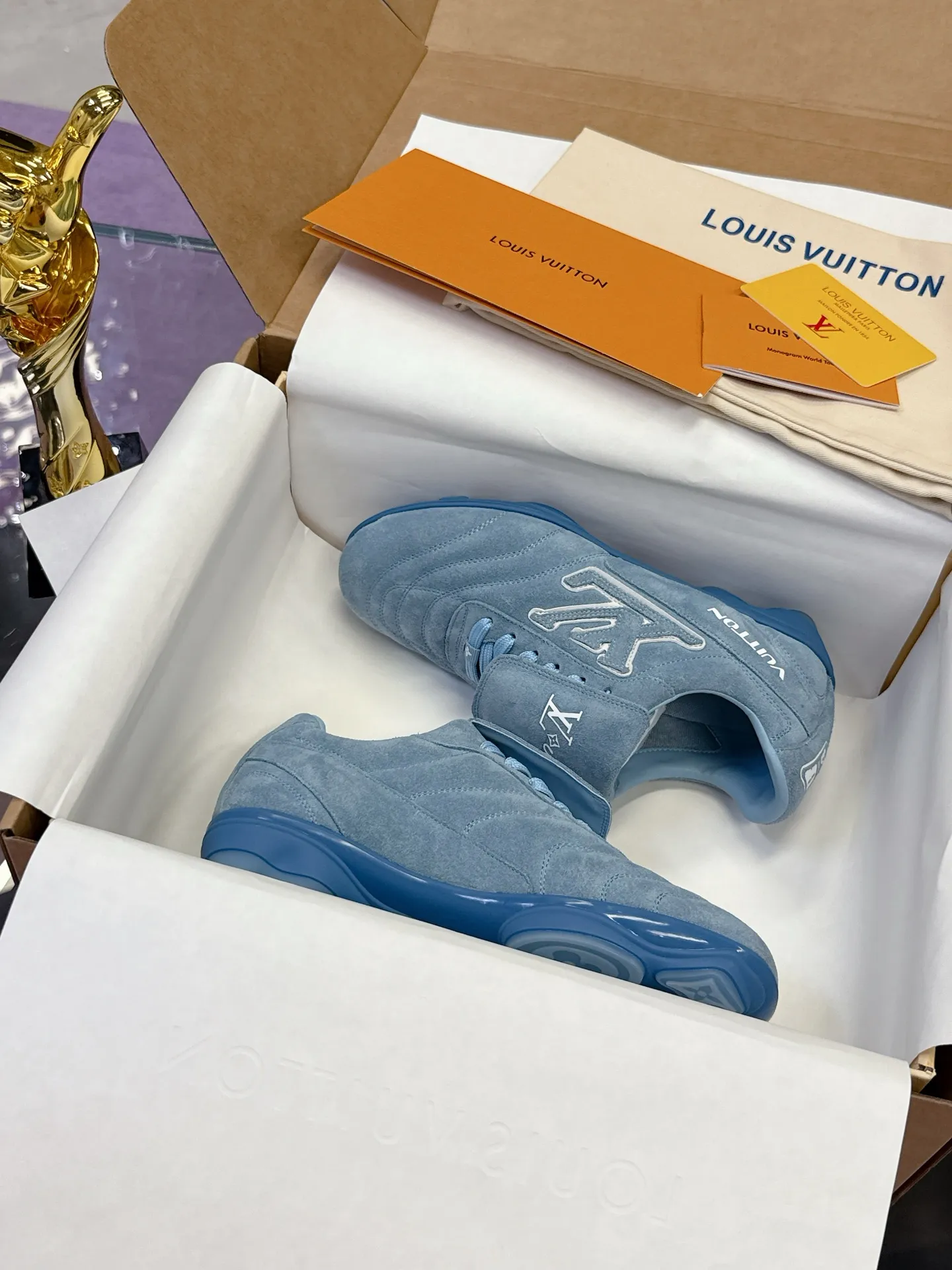 Factory price: 700💰 2025 new LV sneakers for couples, 🔥🔥🔥You will look fashionable when you wear them ❤️ LV football shoe series 💗 This Footprint Soccer sneaker was unveiled in the 2025 spring and summer series fashion show. It is the first sneaker designed by Pharrell Williams inspired by football shoes. The shoes are inspired by football, a sport that spans generations and cultures💎, echoing the theme of unity and universal participation in the 2025 spring and summer series fashion show. The shoe is known for its sleek design, with the dynamic IV Initials logo embellished on the side, the Lvers United emblem inspired by the football team on the tongue, and the sole patterned rubber sole decorated with multiple Louis Vuitton logos. Stylish and casual wear, a trend-setter in the fashion industry. Made of imported cowhide with full craftsmanship💓 Number of sizes (women’s 35-41, women’s 41 customized) (men’s 39-46, 45-46 customized)